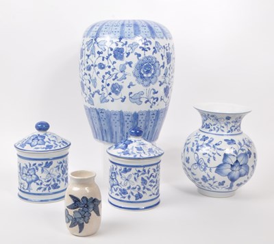 Lot 141 - COLLECTION OF FIVE 20TH CENTURY CHINESE PORCELAIN / POTTERY PIECES