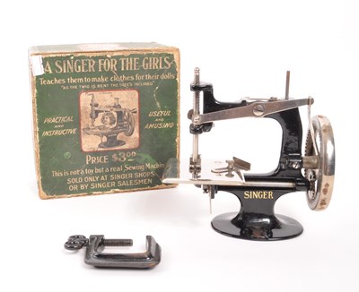 Lot 213 - SINGER - EARLY 20TH CENTURY MINIATURE SEWING MACHINE