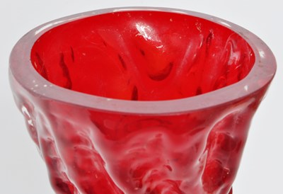 Lot 178 - VINTAGE 20TH CENTURY WHITEFRIARS STYLE RED GLASS VASE