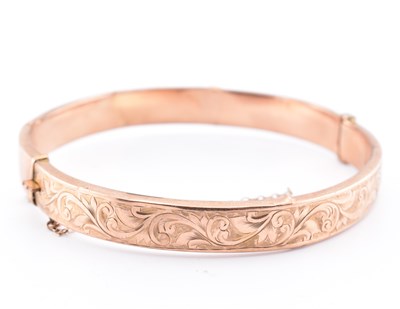 Lot 368 - HALLMARKED 9CT GOLD ENGRAVED HINGED BANGLE AF