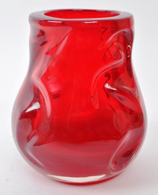 Lot 195 - VINTAGE MID-CENTURY WHITEFRIARS 'KNOBBLY' RED ART GLASS VASE