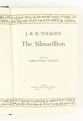 Lot 47 - TOLKIEN, J. R. R. 1977 THE SILMARILLION FIRST EDITION IN UNCLIPPED DUST WRAPPER