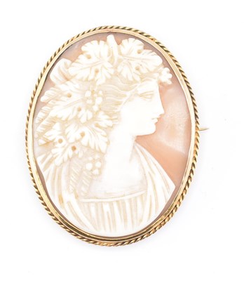 Lot 281 - GOLD CAMEO BROOCH PIN